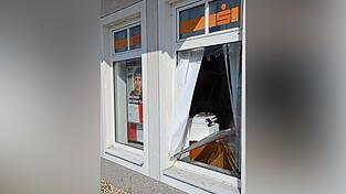Durch die Wucht der Detonation zerbersten die Fensterscheiben der Sparkassenfiliale. Durch die Wucht der Detonation zerbersten die Fensterscheiben der Sparkassenfiliale.