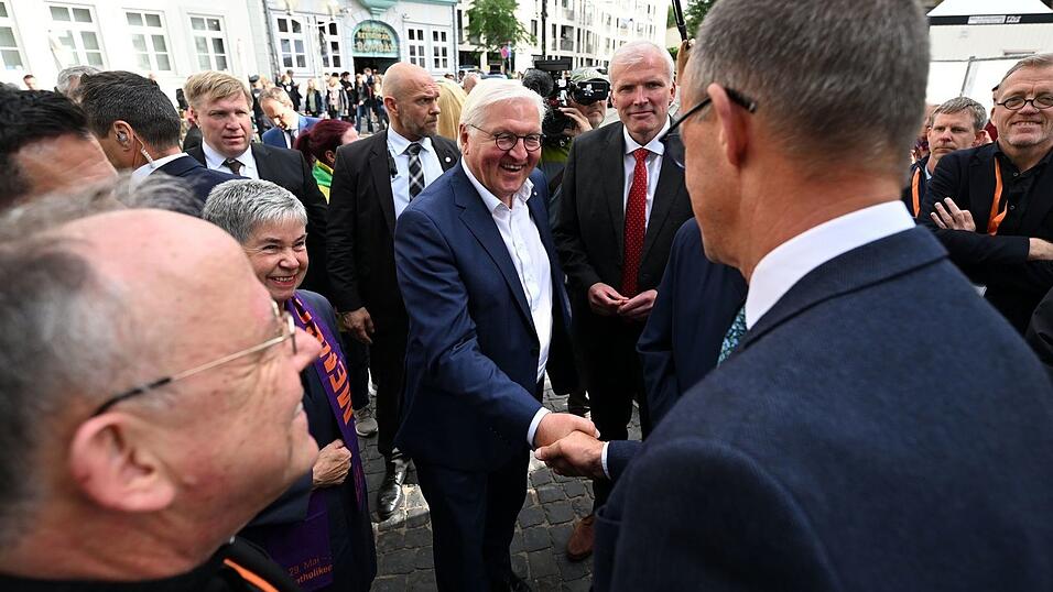 Frank-Walter Steinmeier und Friedrich Merz waren auch beim Katholikentag vor zwei Jahren in Erfurt. (Archivbild) Frank-Walter Steinmeier und Friedrich Merz waren auch beim Katholikentag vor zwei Jahren in Erfurt. (Archivbild)