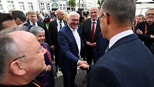 Frank-Walter Steinmeier und Friedrich Merz waren auch beim Katholikentag vor zwei Jahren in Erfurt. (Archivbild)