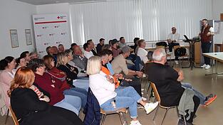 Groß war das Interesse der ehren- und hauptamtlichen BRK-Kräfte, als Christian Aulinger (v.r.), Projektleiter und stellvertretender BRK-Kreisgeschäftsführer zusammen mit BRK-Kreisgeschäftsführer Franz Lobmeier die Neubaupläne für das Zentrum für Rettungsdienst & Katastrophenschutz vorstellten. Groß war das Interesse der ehren- und hauptamtlichen BRK-Kräfte, als Christian Aulinger (v.r.), Projektleiter und stellvertretender BRK-Kreisgeschäftsführer zusammen mit BRK-Kreisgeschäftsführer Franz Lobmeier die Neubaupläne für das Zentrum für Rettungsdienst & Katastrophenschutz vorstellten.