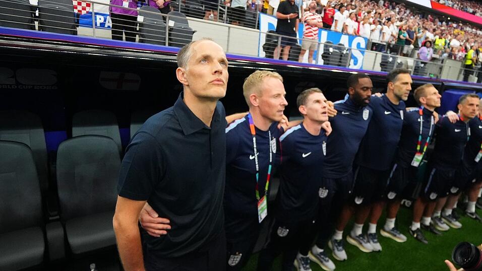 Beim Abspielen der Nationalhymne hatte Tuchel ein Problem. Beim Abspielen der Nationalhymne hatte Tuchel ein Problem.
