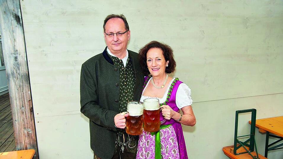 Auch Martin Lechner hat schon mehr als ein Vierteljahrhundert als Festwirt auf dem Buckel. Er startete 1997 mit einem kleinen Schmankerlzelt, besetzte erfolgreich eine Nische und geh&ouml;rt l&auml;ngst selbst zu den Gro&szlig;en. Seit &uuml;ber zehn Jahren setzen die Festwirte auf ihn als ihren Sprecher &ndash; was darauf hindeutet, dass er auch hier den richtigen Ton trifft. Dass sein Geburtstag am 15. August so gut wie immer in die Volksfestzeit f&auml;llt, st&ouml;rt ihn nicht. Im Gegenteil: So kann er seinen Ehrentag stets am Festplatz feiern. Auf diesem Bild ist er mit Ehefrau Edith zu sehen.&nbsp;