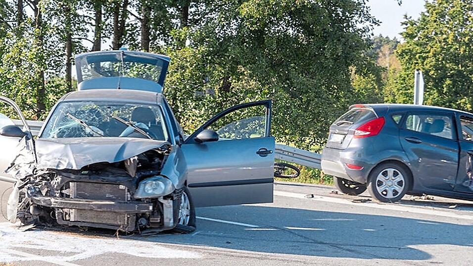 Bei Neuhausen sind am Sonntagnachmittag zwei Autos kollidiert. Bei dem Unfall wurden auch eine Mutter und ihre beiden Kinder, die mit dem Rad unterwegs waren, verletzt. Bei Neuhausen sind am Sonntagnachmittag zwei Autos kollidiert. Bei dem Unfall wurden auch eine Mutter und ihre beiden Kinder, die mit dem Rad unterwegs waren, verletzt.