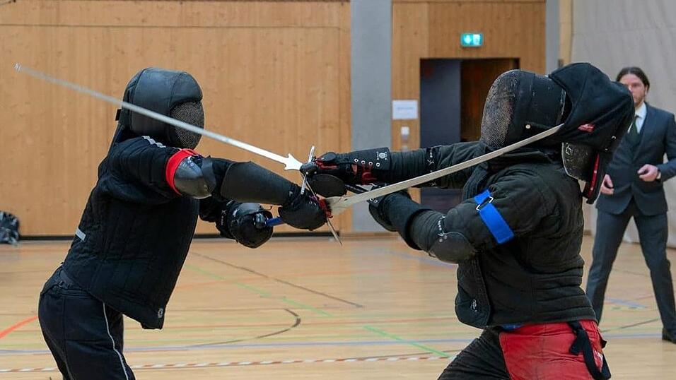 Vollkontakt: Tobias Schromm (24, links) bei einem Gefecht w&auml;hrend des Turniers &bdquo;Symphony of Steel&ldquo; in Ulm. Hier schl&auml;gt er gerade dem amtierenden deutschen Meister Philipp Lechner die Schutzhaube vom Kopf.