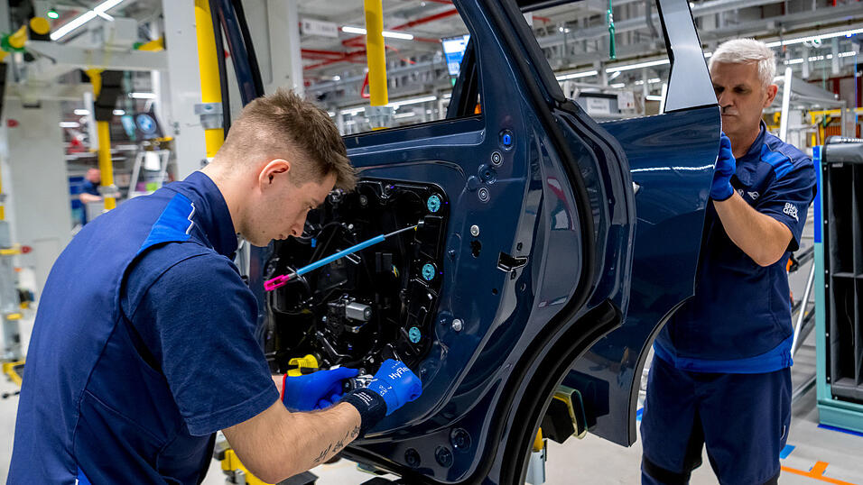 In der Montage finden alle Komponenten zusammen. Am Ende rollt ein fertiger BMW vom Band. In der Montage finden alle Komponenten zusammen. Am Ende rollt ein fertiger BMW vom Band.