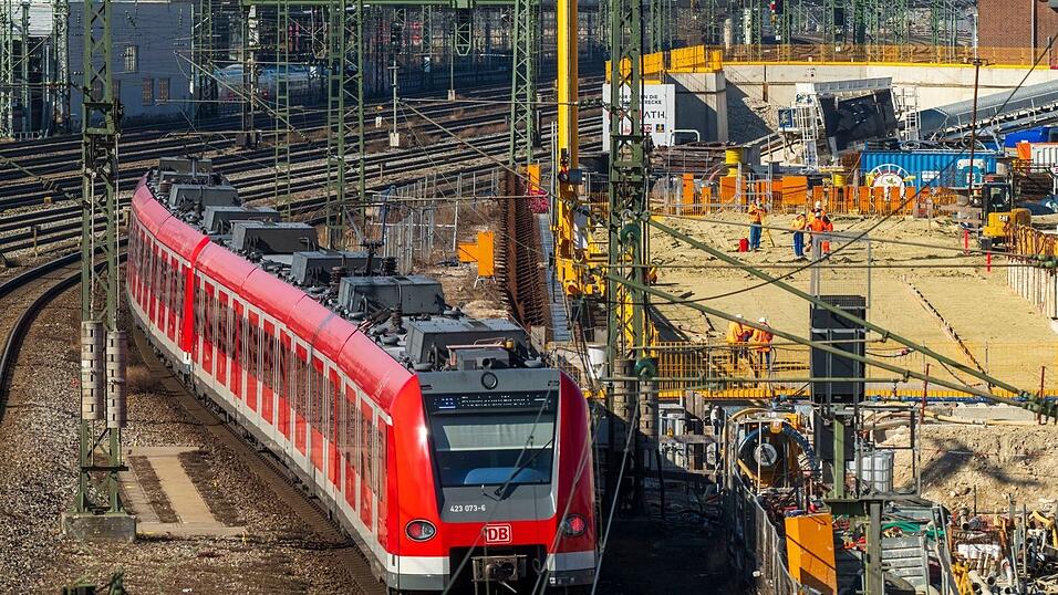 Mitten im Berufsverkehr musste die Stammstrecke in München teilweise gesperrt werden. (Archivbild)