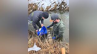 Die Mitglieder beim Ausbringen Die Mitglieder beim Ausbringen