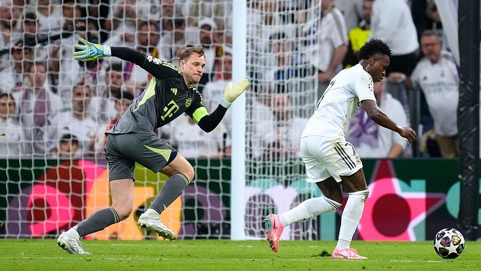 Auch in diesem Duell mit Real-Star Vinicius Junior war Manuel Neuer (l) in Madrid der Sieger. (Archivbild)