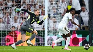 Auch in diesem Duell mit Real-Star Vinicius Junior war Manuel Neuer (l) in Madrid der Sieger. (Archivbild)