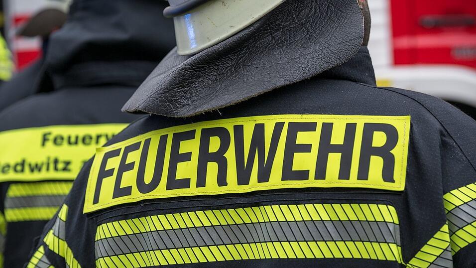 Die Feuerwehr löschte den Dachstuhlbrand. (Symbolbild) Die Feuerwehr löschte den Dachstuhlbrand. (Symbolbild)