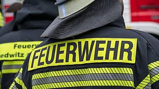 Die Feuerwehr löschte den Dachstuhlbrand. (Symbolbild) Die Feuerwehr löschte den Dachstuhlbrand. (Symbolbild)