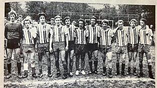 SC Erfolgsmannschaft: (v. li.) Josef Neumeier, Walter Mühlbauer, Helmut Wendl, Walter Meindl, Alois Brandl, Karl Weber, Reinhold Kieslinger, Willi Aschenbrenner, Willi Zitzl, Alois Klingseisen und Ernst Aschenbrenner (Fliege) gelang 1975 der Aufstieg in die A-Klasse (heutige Kreisklasse). SC Erfolgsmannschaft: (v. li.) Josef Neumeier, Walter Mühlbauer, Helmut Wendl, Walter Meindl, Alois Brandl, Karl Weber, Reinhold Kieslinger, Willi Aschenbrenner, Willi Zitzl, Alois Klingseisen und Ernst Aschenbrenner (Fliege) gelang 1975 der Aufstieg in die A-Klasse (heutige Kreisklasse).