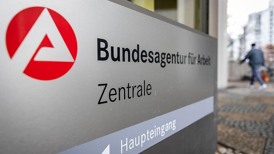 Die Zahl der Arbeitslosen verharrt weiter unter der Grenze von drei Millionen.