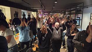 Mit einem lautstarken &bdquo;Auf geht&rsquo;s Landshut, k&auml;mpfen und siegen!&ldquo; wurde die Mannschaft von den Fans auf das Saisonfinale eingestimmt.