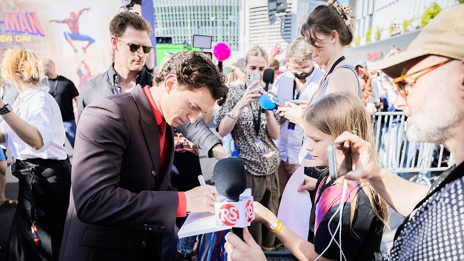 Autogramme und Selfies: Tom Holland in Berlin. Autogramme und Selfies: Tom Holland in Berlin.