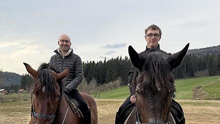 Kaplan Michael Steinhilber (r.) und Pfarrer Florian Rein machten sich bei der Familie Pauli mit ihren Pfingstr&ouml;ssern vertraut.