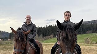 Kaplan Michael Steinhilber (r.) und Pfarrer Florian Rein machten sich bei der Familie Pauli mit ihren Pfingstr&ouml;ssern vertraut.