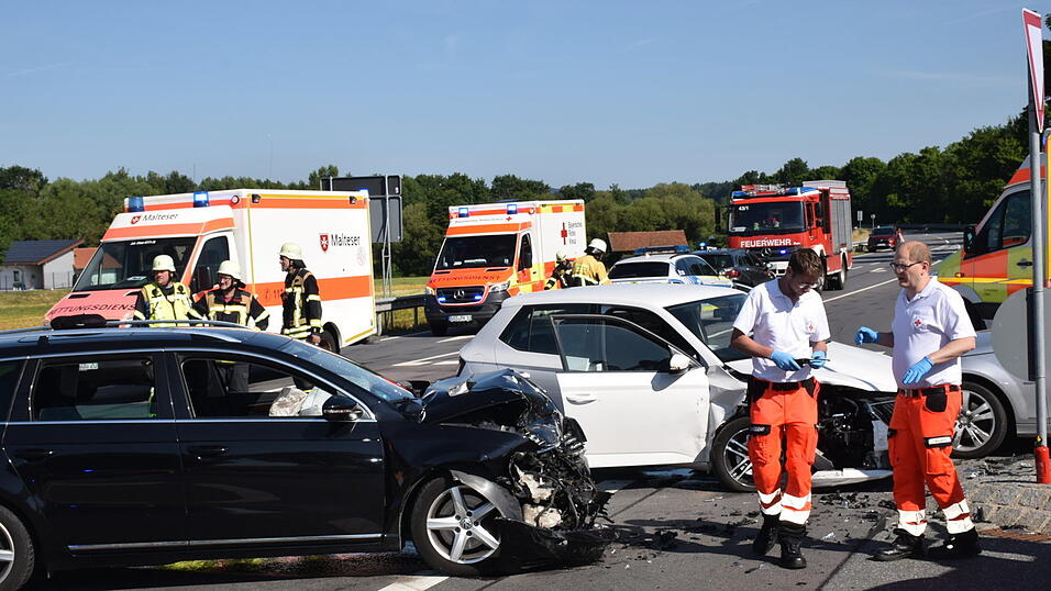 Erheblicher Sachschaden entstand an drei beteiligten Fahrzeugen bei einem Unfall auf der B 22. Erheblicher Sachschaden entstand an drei beteiligten Fahrzeugen bei einem Unfall auf der B 22.