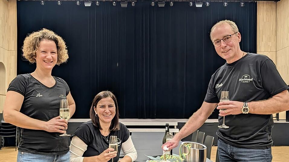 Veranstaltungskoordinatorinnen Lisa Hofmann und Judith Wallner sowie Bürgermeister Martin Hiergeist stießen auf den „Geburtstag“ des Marktsaal Pilsting an. Am 21. November im vergangenen Jahr wurde er eingeweiht.