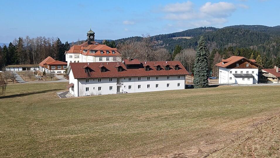 Traumhafte Lage, gro&szlig;e Anlage und doch steht es leer: Immer wieder tauchen neue Ger&uuml;chte um das Kloster Kostenz auf. Diesmal, hei&szlig;t es, soll der AfD-Bundesverband Interesse an dem Geb&auml;udekomplex haben und dort ein Jugendbildungszentrum errichten wollen.