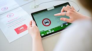 Pr&uuml;fungsstellen des T&Uuml;V m&uuml;ssen immer besser aufpassen. Mit Schildern, Videos und teilweise Kameras wird darauf hingewiesen, dass die Nutzung von Handys und Hilfsmitteln w&auml;hrend der theoretischen Fahrpr&uuml;fung untersagt ist. Grund daf&uuml;r sind die sich mehrenden Betrugsversuche.