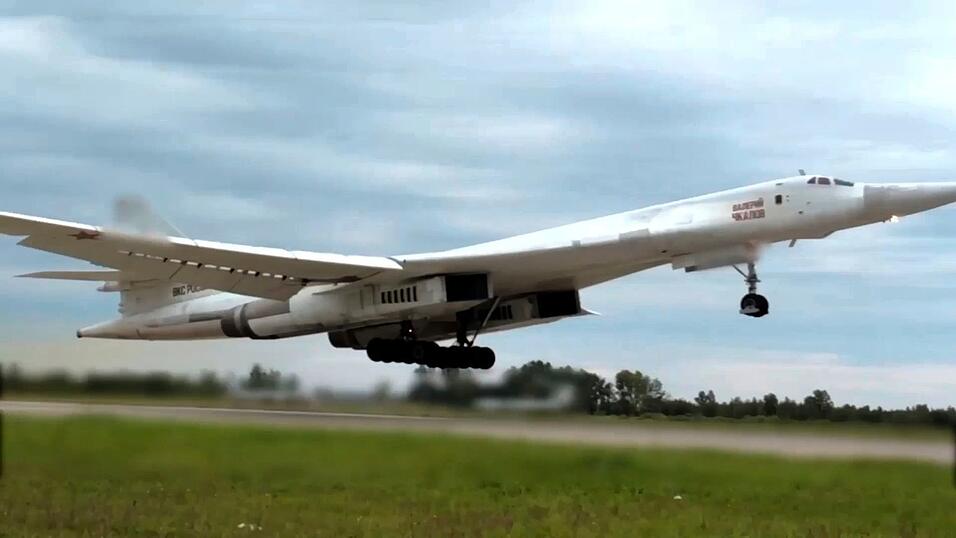 Russische Langstreckenbomber Tu-160 griffen mit ihren Lenkwaffen die Ukraine an. (Archivbild)