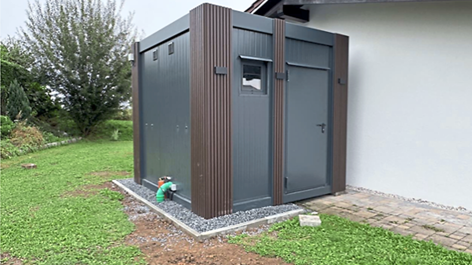 Das 'Haus am See', der Jugendraum der Freiwilligen Feuerwehr Osterhofen, hat hinter dem Rettungszentrum nun eine ideale L&ouml;sung f&uuml;r ein 'stilles &Ouml;rtchen' gefunden. Einen festinstallierten Toilettencontainer - erm&ouml;glicht durch das Regionalbudget.