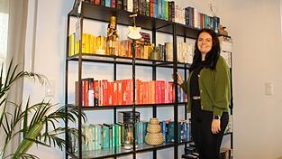 Lisa Weber vor ihrem Regal, in dem sie ihre B&uuml;cher farblich sortiert hat. Das ist nur eine Auswahl: Neben Exemplaren in einigen kleineren B&uuml;cherbords in ihrer Wohnung hat sie sehr viele bei ihren Eltern daheim.