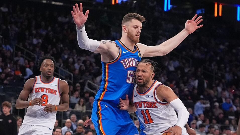 Oklahomas Isaiah Hartenstein (M) verletzte sich in der Partie gegen die New York Knicks an der Wade.