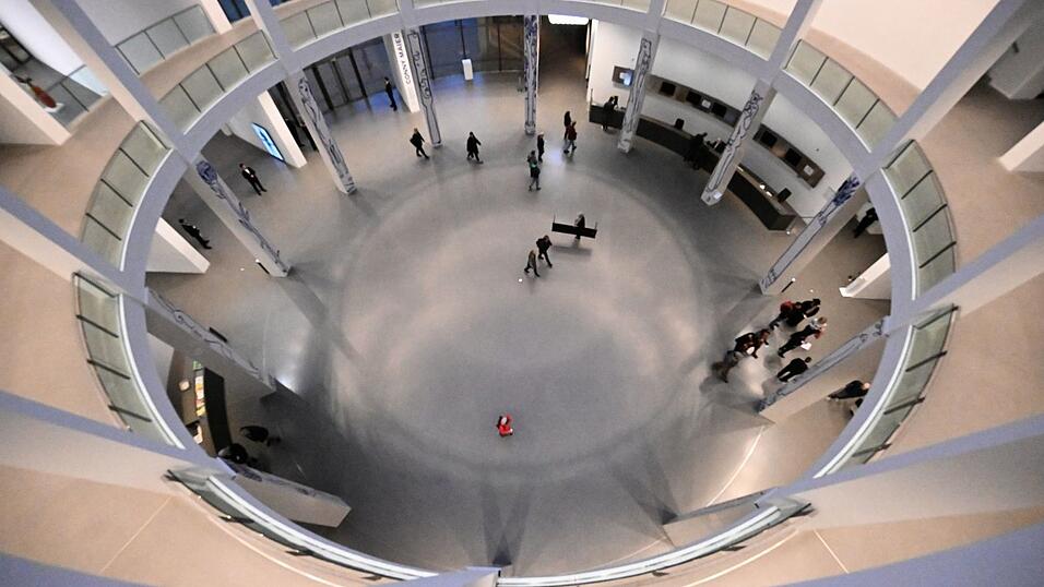 Besucher der Langen Nacht der Münchner Museen gehen durch die Rotunde der Pinakothek der Moderne. Besucher der Langen Nacht der Münchner Museen gehen durch die Rotunde der Pinakothek der Moderne.