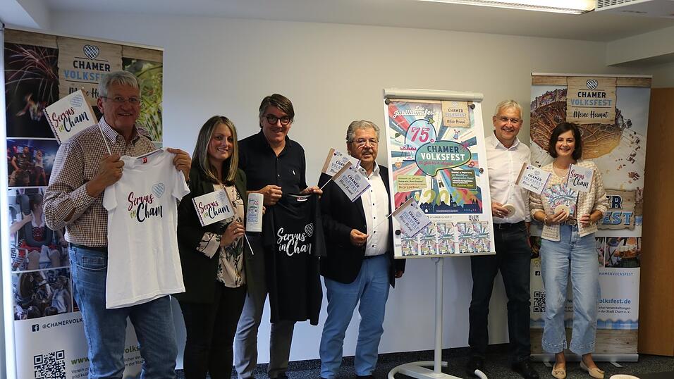 Festwirt Jürgen Schützenmeier, Bierkrug-Gestalterin Sabrina Kick, Christian Plötz und Josef Kappenberger vom Chamer Volksfestverein, Platzwart Stefan Raab sowie Sandra Ofenbeck, zuständig unter anderem für das neue Design der Flyer und das Marketing. Festwirt Jürgen Schützenmeier, Bierkrug-Gestalterin Sabrina Kick, Christian Plötz und Josef Kappenberger vom Chamer Volksfestverein, Platzwart Stefan Raab sowie Sandra Ofenbeck, zuständig unter anderem für das neue Design der Flyer und das Marketing.