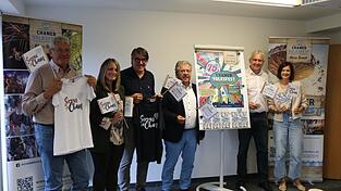 Festwirt Jürgen Schützenmeier, Bierkrug-Gestalterin Sabrina Kick, Christian Plötz und Josef Kappenberger vom Chamer Volksfestverein, Platzwart Stefan Raab sowie Sandra Ofenbeck, zuständig unter anderem für das neue Design der Flyer und das Marketing. Festwirt Jürgen Schützenmeier, Bierkrug-Gestalterin Sabrina Kick, Christian Plötz und Josef Kappenberger vom Chamer Volksfestverein, Platzwart Stefan Raab sowie Sandra Ofenbeck, zuständig unter anderem für das neue Design der Flyer und das Marketing.