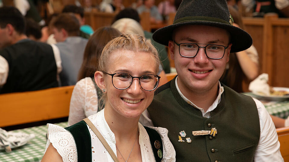 Echte Blasmusikfans lie&szlig;en sich den Montagabend im Festzelt Weckmann nicht entgehen.