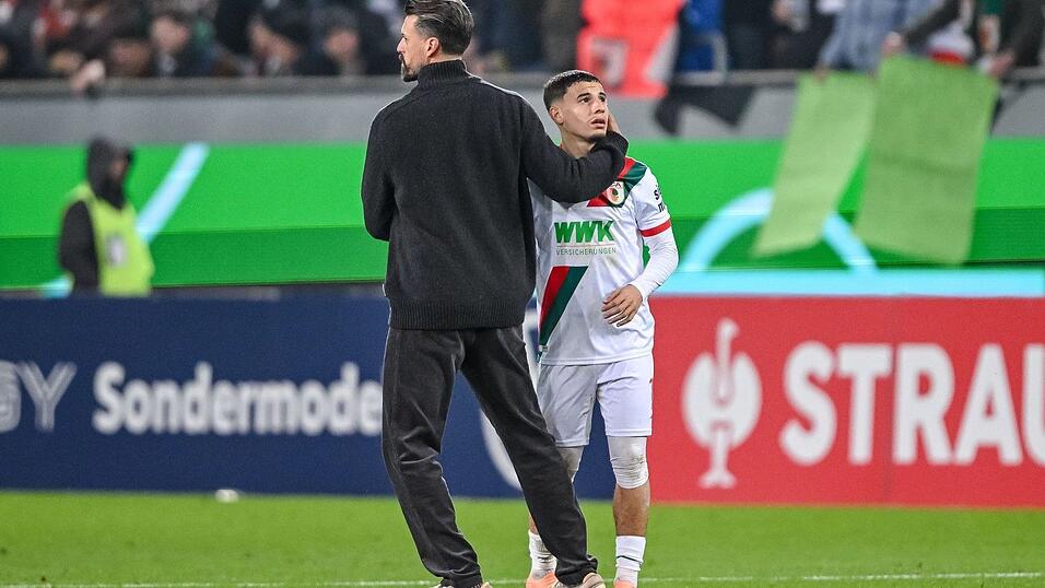 Sandro Wagner versucht nach dem Spiel, seine Spieler, hier Youngster Ismael Gharbi, aufzurichten.