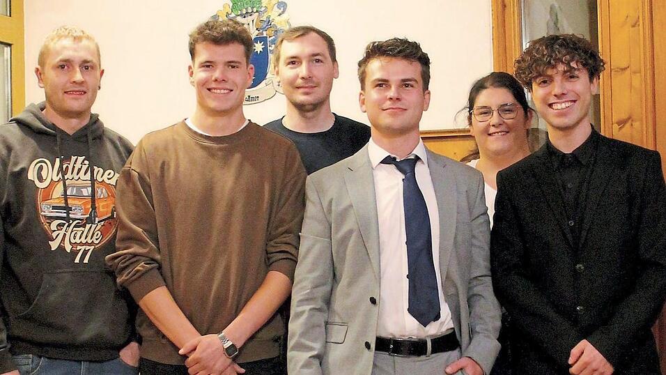 B&uuml;rgermeisterkandidat Max Stoiber (3.v.r.) geht mit der neuen Liste &bdquo;Hohenbogen plus&ldquo; in den Wahlkampf.