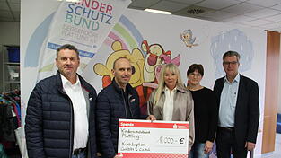 Karl Kaiser und Andreas Obermeier von der Firma Kundoplan (v.l.) spenden 1.000 Euro an den Kinderschutzbund, vertreten durch (v.l.) Elvira Wudy-Engleder und Claudia Strauch auf Empfehlung des Plattlinger Bürgermeisters Hans Schmalhofer (re.). Karl Kaiser und Andreas Obermeier von der Firma Kundoplan (v.l.) spenden 1.000 Euro an den Kinderschutzbund, vertreten durch (v.l.) Elvira Wudy-Engleder und Claudia Strauch auf Empfehlung des Plattlinger Bürgermeisters Hans Schmalhofer (re.).