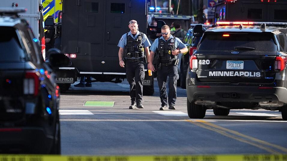 Auch drei Beamte werden in Minneapolis verletzt. Auch drei Beamte werden in Minneapolis verletzt.