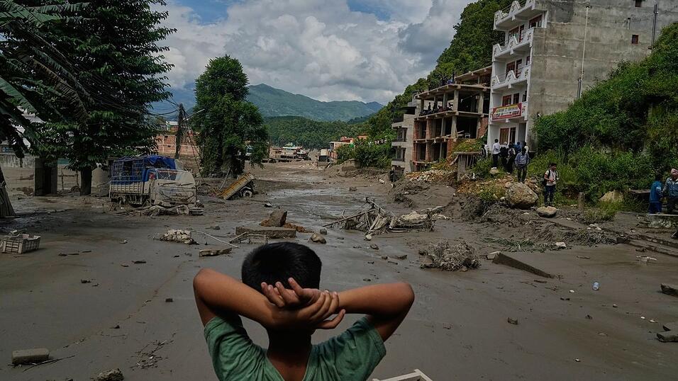 Ein Junge betrachtet die Verwüstungen durch die Sturzflut in Nepal. (Archivbild) Ein Junge betrachtet die Verwüstungen durch die Sturzflut in Nepal. (Archivbild)