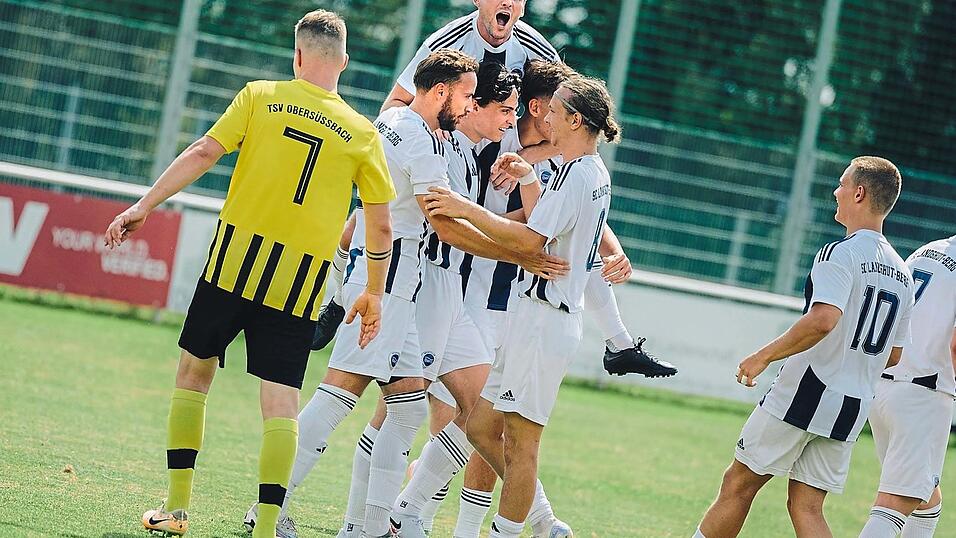 Fabian Füssl (oben) bestimmt nicht nur als Sportlicher Leiter das Geschehen beim SC Berg, sondern ist darüber hinaus auch auf dem Platz ein Eckpfeiler in der jungen Mannschaft. Fabian Füssl (oben) bestimmt nicht nur als Sportlicher Leiter das Geschehen beim SC Berg, sondern ist darüber hinaus auch auf dem Platz ein Eckpfeiler in der jungen Mannschaft.