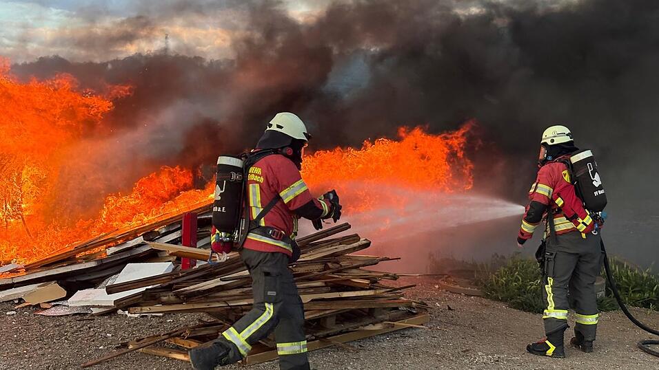 Die Bucher Feuerwehr l&ouml;schte unter Atemschutz das Feuer.