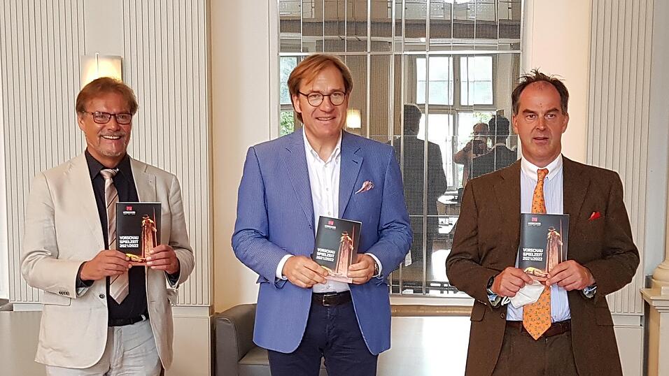 Mit dem neuen Spielzeitheft in den Händen (von links): Intendant Stefan Tilch, Landestheater-Zweckverbands-Vorsitzender Dr. Thomas Pröckl und Generalmusikdirektor Basil Colemam