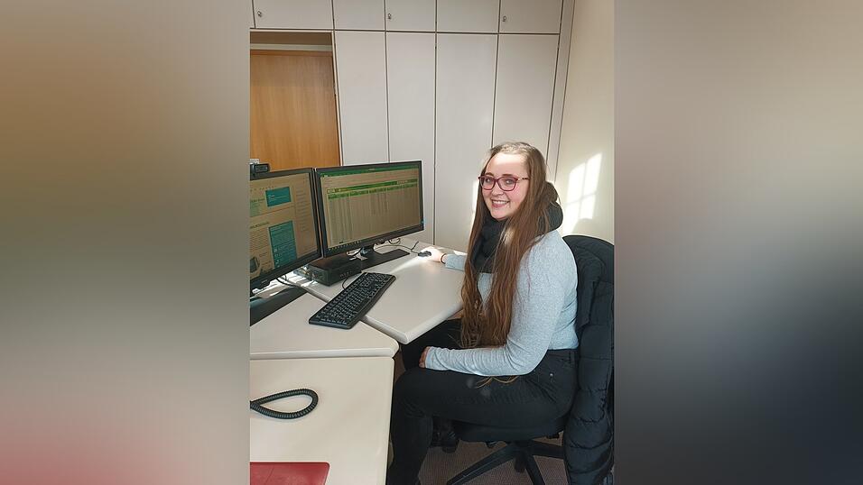 Anna Ruhland ist Klimaschutzmanagerin der Stadt Viechtach &ndash; hier an ihrem Arbeitsplatz.