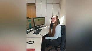 Anna Ruhland ist Klimaschutzmanagerin der Stadt Viechtach – hier an ihrem Arbeitsplatz.