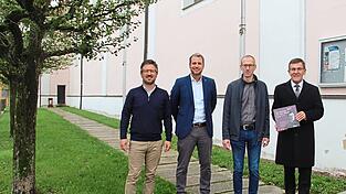 Links auf der Grünfläche bei der Stadtpfarrkirche wird die Gedenkstele für Pfarrer Huber aufgestellt - eine verdiente Ehrung für einen Geistlichen, der sich ohne Rücksicht auf sein eigenes Leben für seine Pfarrei einsetzte, finden Geschäftsleiter Alexander Oswald (v.l.), Bürgermeister Matthias Kohlmayer, Stadtarchivar Manfred Niedl und Stadtpfarrer August Lindmeier.