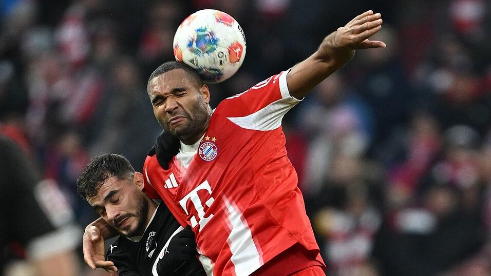 Harte Arbeit für die Bayern, hier Jonathan Tah (r) gegen Pauli-Angreifer Daniel Sinani. Harte Arbeit für die Bayern, hier Jonathan Tah (r) gegen Pauli-Angreifer Daniel Sinani.