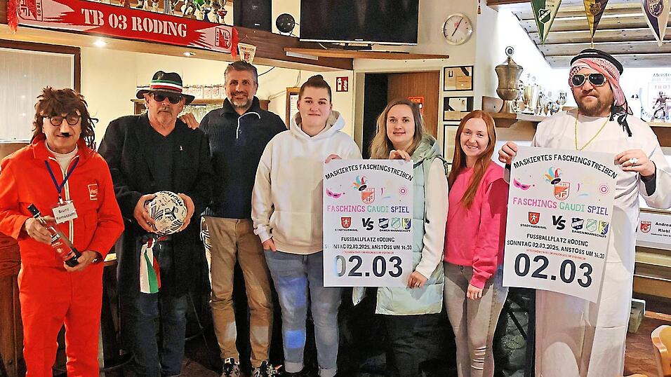 Bei der Pressekonferenz f&uuml;r das Faschingsgaudispiel der Kreithinger Weiber gegen eine Stadtauswahl (von links): Trainer Bruno Ramazzotti (Bruno Mayer) und Giuseppe Limoncello (Sepp Scheuerer), TB-Fu&szlig;ballchef Chriss Meatman (Christian Fleischmann), die Fu&szlig;ballerinnen Klara F&ouml;rster, Franziska Heigl und Jessica Ritzler sowie Finanzier Sultan Kamal Nuri (J&uuml;rgen Weigl).