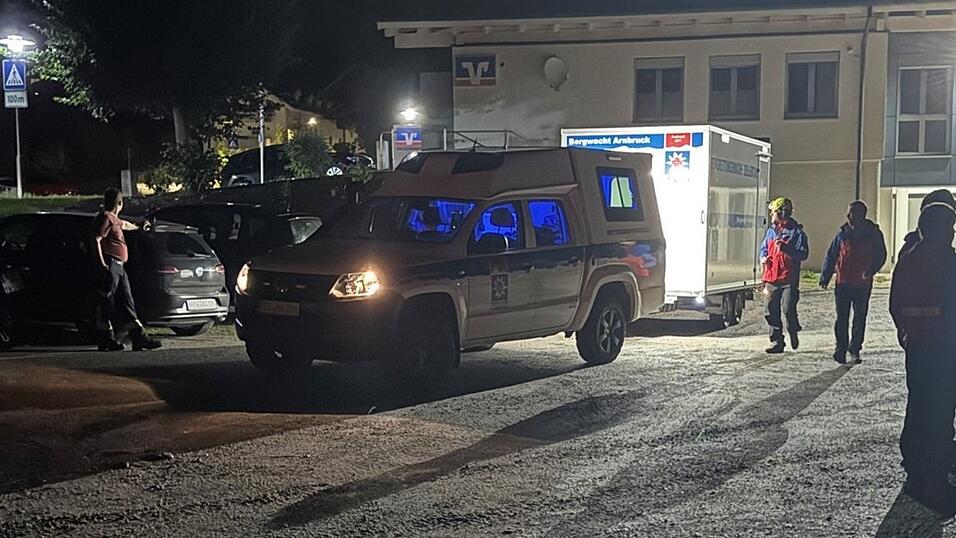 Zahlreiche Einsatzkräfte suchten nach dem 73-jährigen Mann, darunter auch die Bergwacht Arnbruck