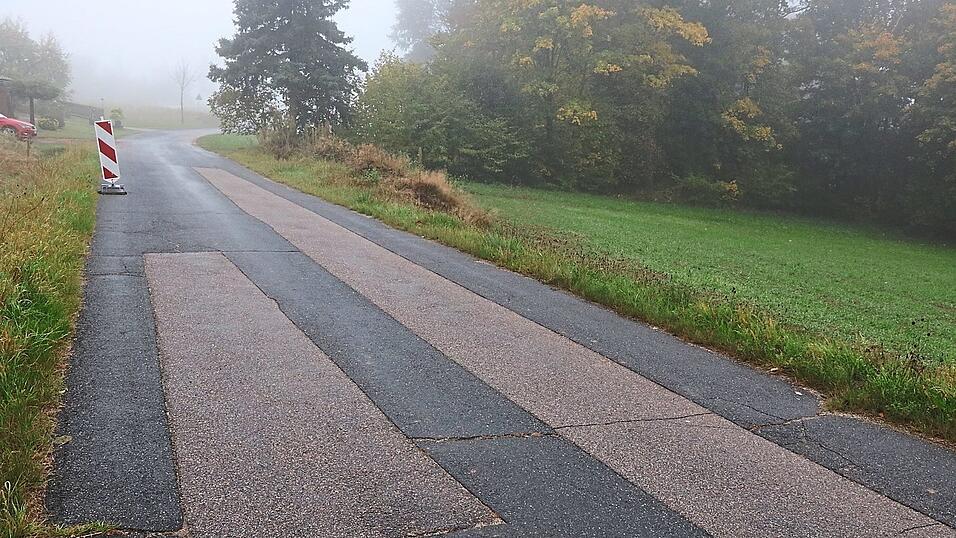 Der Fahrbahnbelag der Gemeindeverbindungsstraße von Kühnried in Richtung Häuslarn weist deutlich sichtbare Schäden auf. Nun hat der Stadtrat beschlossen, die Straße zu ertüchtigen. Der Fahrbahnbelag der Gemeindeverbindungsstraße von Kühnried in Richtung Häuslarn weist deutlich sichtbare Schäden auf. Nun hat der Stadtrat beschlossen, die Straße zu ertüchtigen.