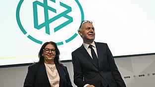 Bernd Neuendorf, hier mit der bisherigen Generalsekretärin Heike Ullrich, bleibt DFB-Präsident. Bernd Neuendorf, hier mit der bisherigen Generalsekretärin Heike Ullrich, bleibt DFB-Präsident.