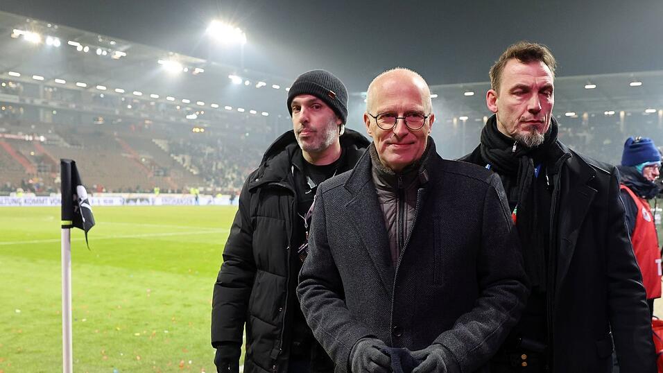 Auch das Stadtoberhaupt ließ sich das Stadtderby nicht nehmen: Hamburgs Bürgermeister Peter Tschentscher (M) Auch das Stadtoberhaupt ließ sich das Stadtderby nicht nehmen: Hamburgs Bürgermeister Peter Tschentscher (M)